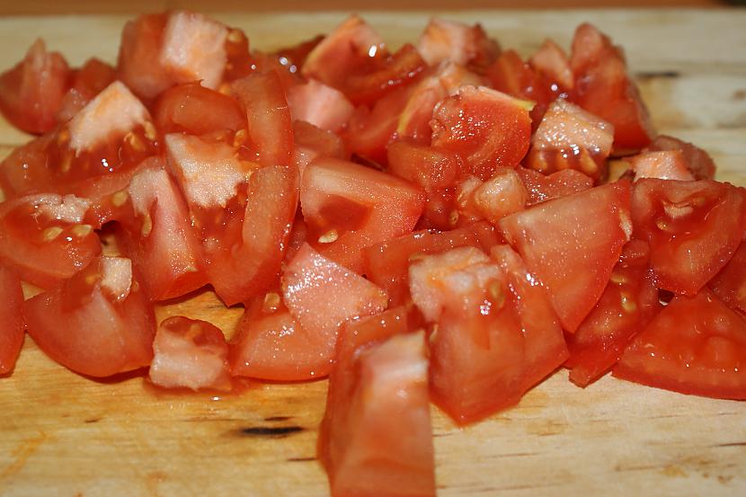 Sagriež tomātus Autors: zlovegood Makaroni ar tunci