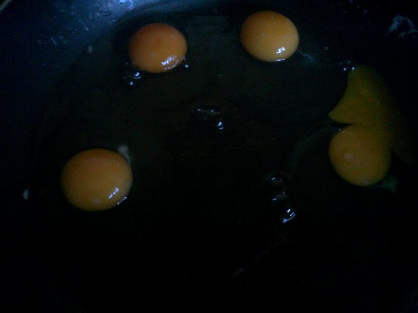 Olas rūpīgi sasitam uz pannas... Autors: YOSLOWAG Studentu Pica.