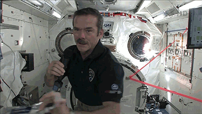 Paņem maisiņu ar nenoskalojamo... Autors: Fosilija Kā nomazgāt rokas kosmosā?