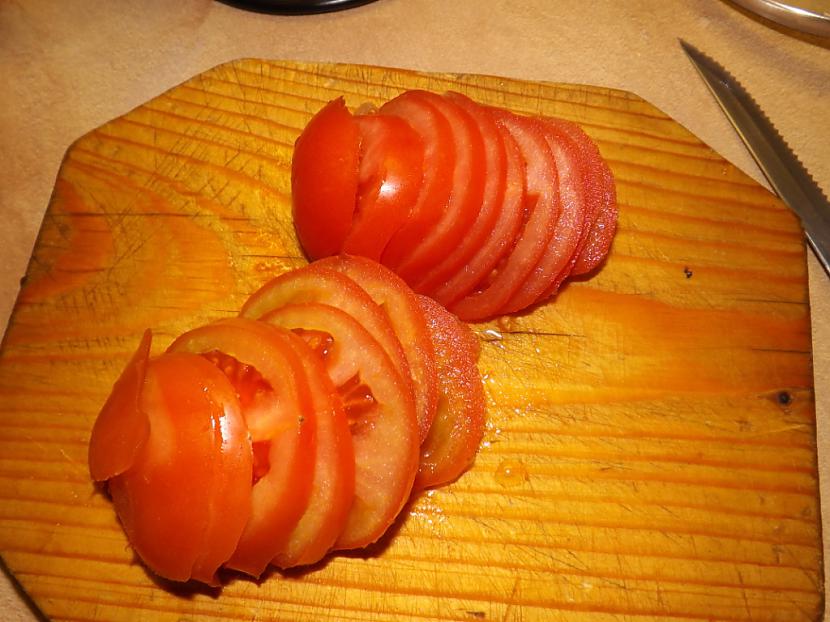 Sagriežam tomātus... Autors: Maizīīte Mm vista ;D