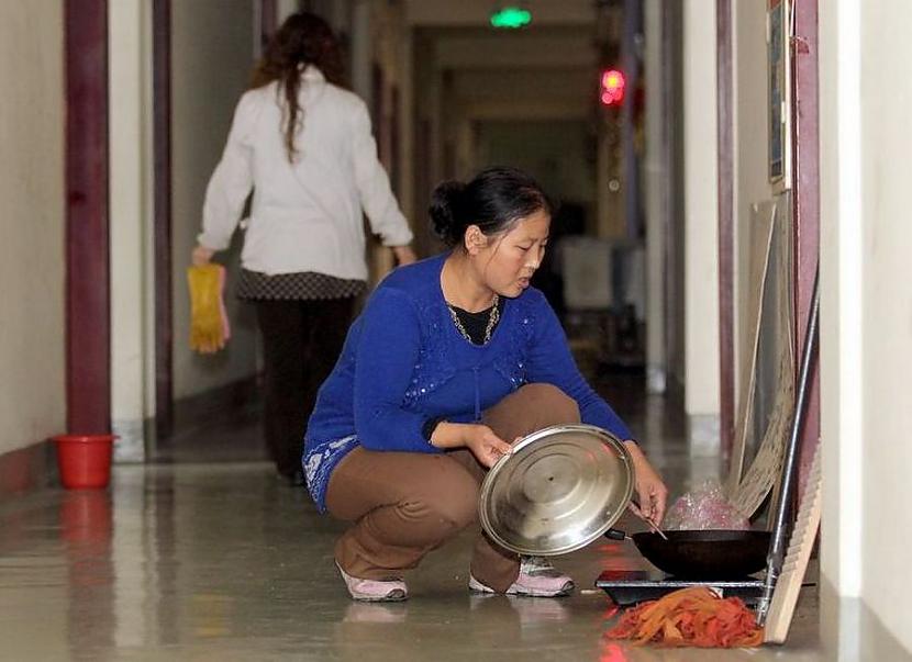 Zenga sieva gatavo pusdienas... Autors: Fosilija Ķīniešu ģimene dzīvo tualetē