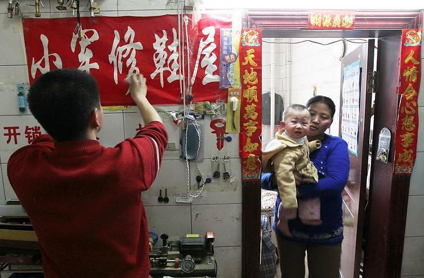 2006gadā viņscaron apprecējās... Autors: Fosilija Ķīniešu ģimene dzīvo tualetē