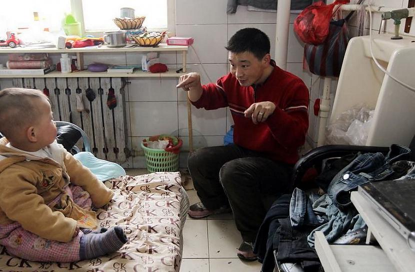  Autors: Fosilija Ķīniešu ģimene dzīvo tualetē