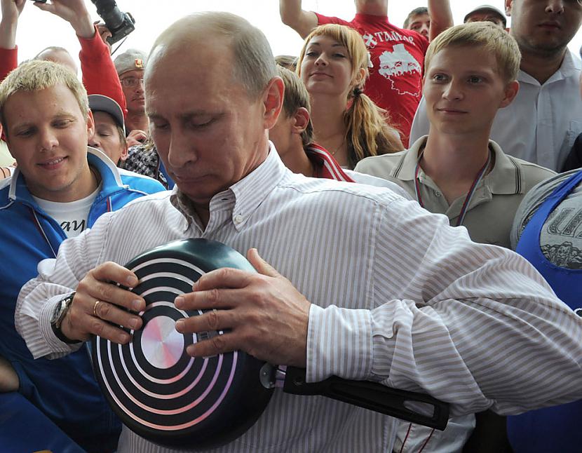 nbspPutins mēģina saliekt... Autors: Fosilija Supermens Putins