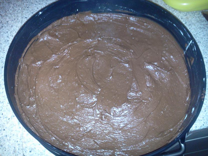 Un ielej sagatavotajā formā gt... Autors: ŠmukāSenča Darbojamies virtuvē - vienkāršā šokolādes kūka