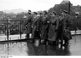 Pārējie sāka bēgt jau pēc... Autors: Courage Hitlera pēdējais dzīves mēnesis bunkurā.