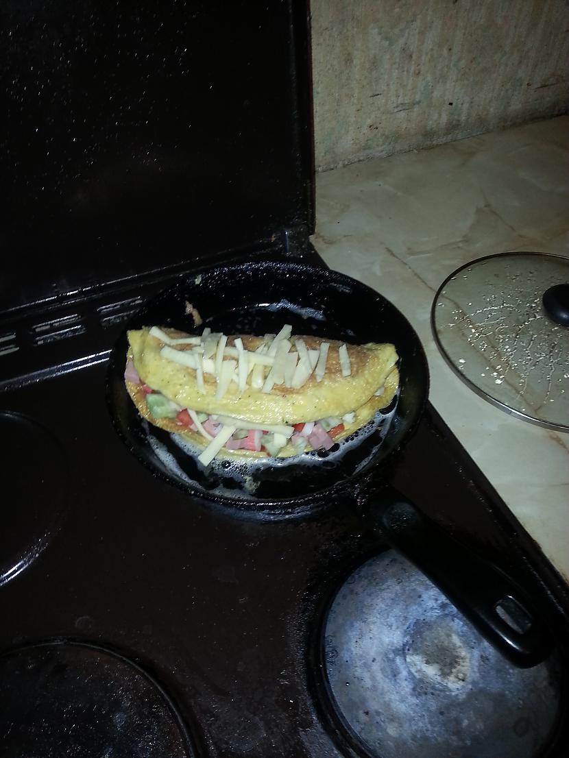 Tad pārlokam brīvo olas pusi... Autors: PaēdLabi Slinkās vakariņas, ātrās brokastis - Nolocītā omlete