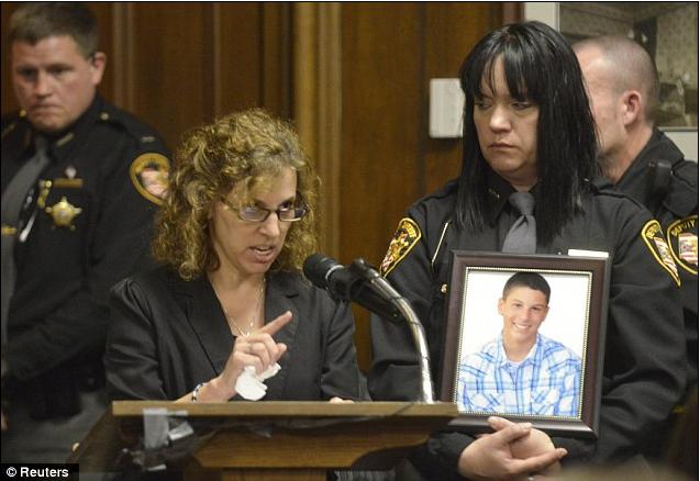 Nogalinātā puiscaronamazajā... Autors: MJ Pusaudzis slepkava tiesā neķītri izturas pret cietušo mātēm.