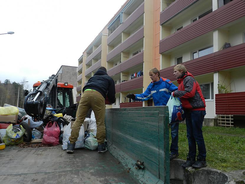 Traktora piekabe pildās  Autors: rezidents Brocēnu brīvprātīgie jaunieši