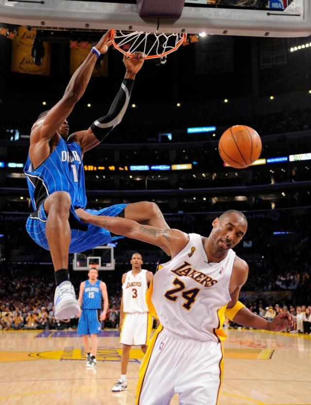 I m playing basketball. Баскетбол данк Коби Брайант. Баскетболист Kobe Dunk. Dwight Howard Dunk. Kobe Bryant Dunk.