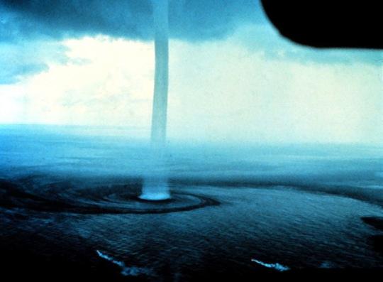 Ūdens tornadoŪdens viesuļvētra... Autors: Raacens Neparastie dabas brīnumi