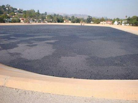 Kā Jums scaronāds... Autors: Kaajinsh Losandželosas ūdenstilpnē peld 400000 bumbiņas