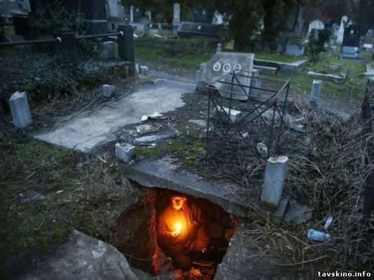 Viņscaron veica kapā lielas... Autors: Sulīgais Mandarīns Bezpajumtnieks 15 gadus dzīvo kapā