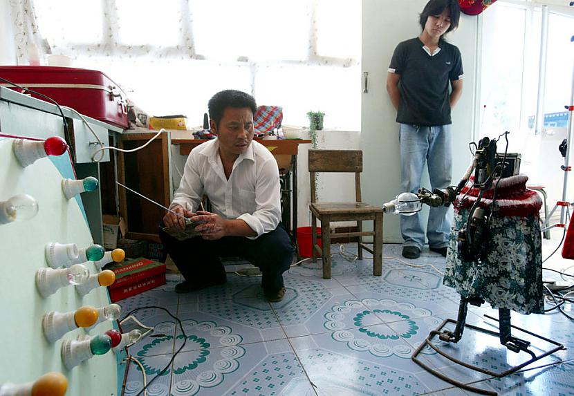 Robots tūlīt ieskrūvēs... Autors: Fosilija Ķīniešu DIY