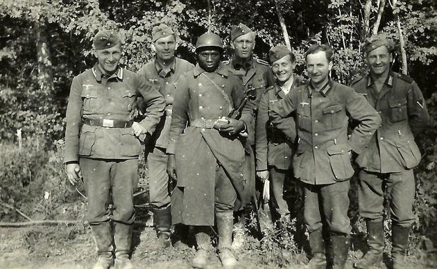 Vācu karavīri pozē ar franču... Autors: KaifLaifers To tev vēstures stundās nerādīja [2]