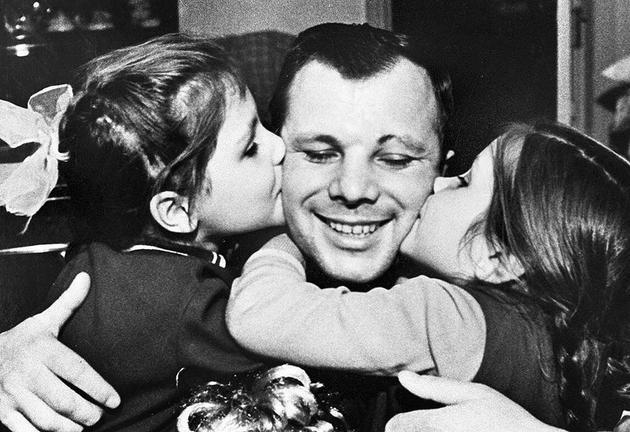 Jurijs ar abām savām meitām Autors: KaifLaifers Gagarina foto iz dzīves..