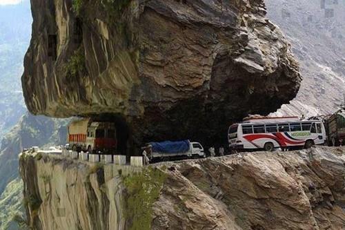 Karakoramas ceļscaron... Autors: Fosilija Pasaulē bīstamākie ceļi!