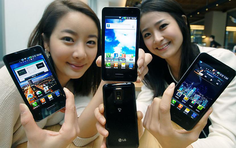 2011gadā LG Optimus 2X tika... Autors: Fosilija Mobilo telefonu attīstības vēsture