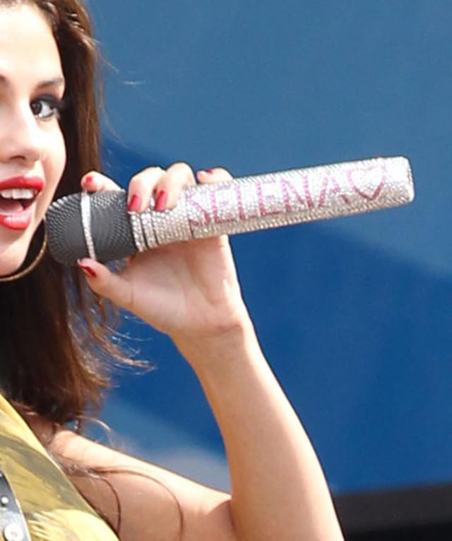 Autors: Deadshot Selena Gomeza uzstājas bez biksiņām