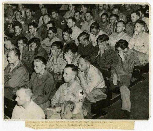 1945 vācu karagūstekņi skatās... Autors: elv1js Retas fotogrāfijas.
