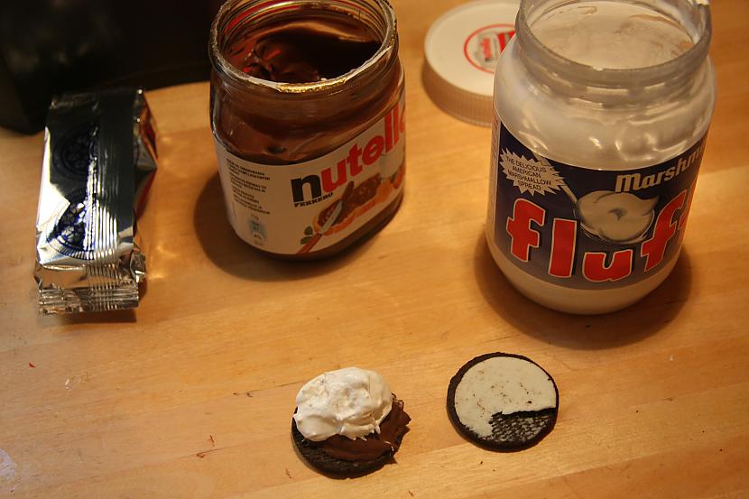 7 uzliekam arī piciņu fluffa Autors: mazaa321 nutellas - marshmallow cepumi