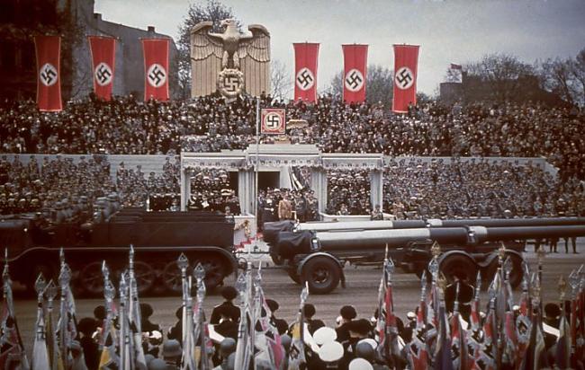 Scaroneit redzama smagā... Autors: DEMENS ANIMUS Ādolfa Hitlera 50 gadu jubilejas fotogrāfijas.