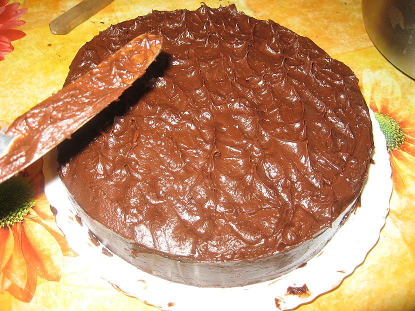 Pirmo ripu apziež ar aptuveni... Autors: chocolates Karaliskā Šokolādes Kūka