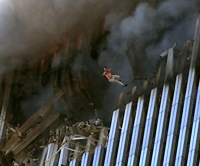 Vīrietis lec nāvē no uguns un... Autors: Fosilija 11/09/2001 64 Spēcīgākās bildes.