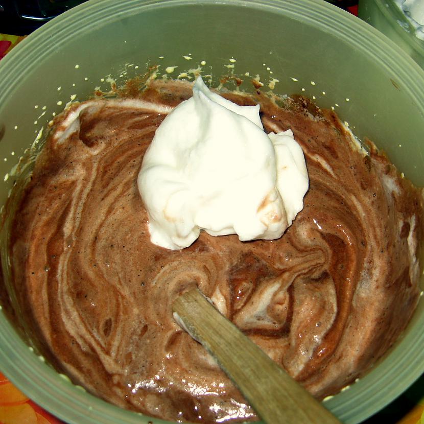 Iecilā olu baltumus Autors: chocolates Šokolādes kūka