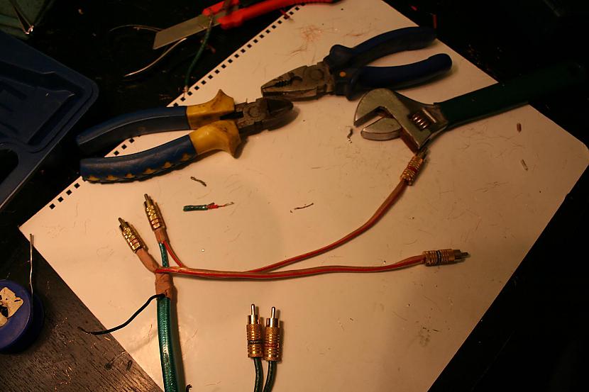 centrālais skaņas vads... Autors: I Like to Make Stuff Audi A4 car audio installation part 1/3