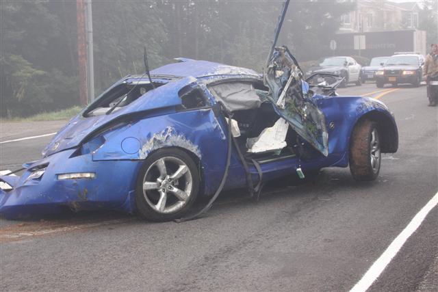 Look at that car it crash. Nissan 350z разбитый. Разбитый Ниссан 350z. Nissan 350z Side view.