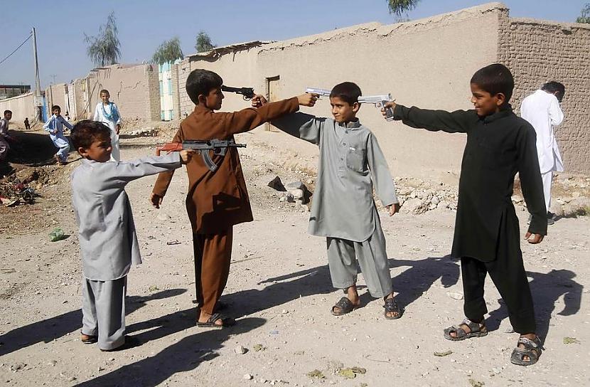 Afgāņu zēni spēlējas ar rotaļu... Autors: Mūsdienu domātājs 2013. gada 30 spēcīgākie foto