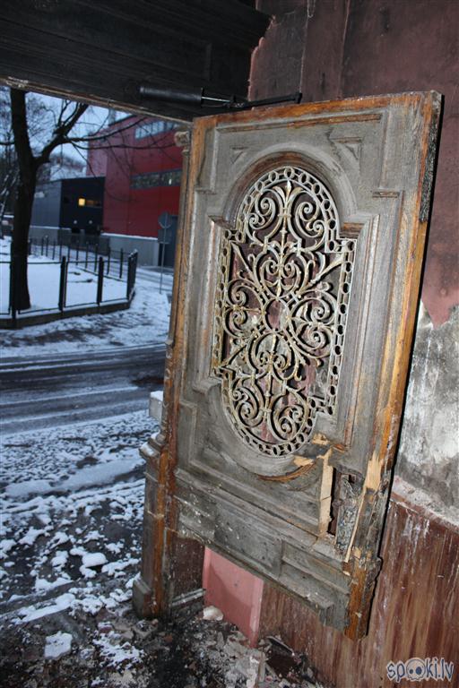 Durvju nozāģētā puse nekur... Autors: kpot Liesmas Bijušajā linoleja fabrikā