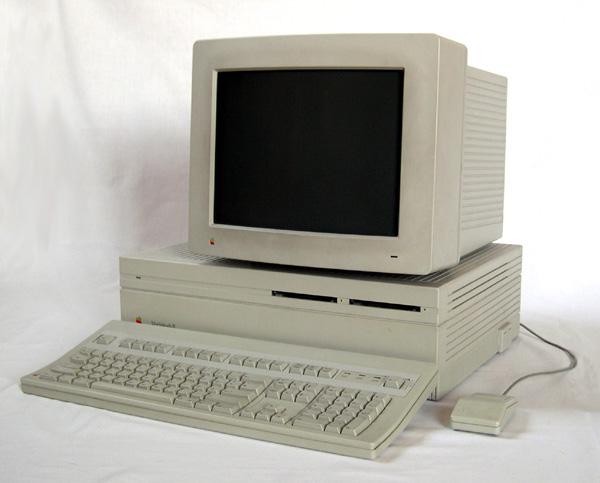 Datorpeli sescarondesmitajos... Autors: R1DZ1N1EKS "Macintosh" datoram šodien aprit 30 gadi.