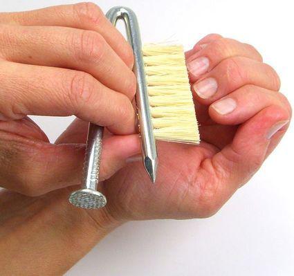 Izmantojiet nagu birstīti lai... Autors: MsSparkleyGirl Kā panākt ,lai nagi izskatās labi.