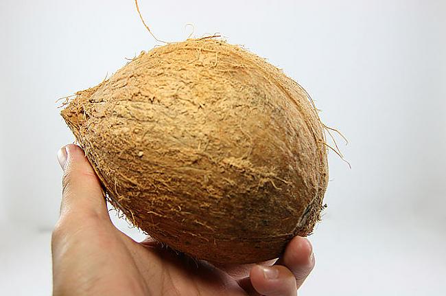 Izvēlies svaigu... Autors: plunkš Kā iegūt kokosrieksta skaidiņas?