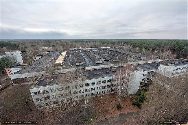 Paskaties uz to caurumu jumtā... Autors: kaashis Rūpnīca Černobiļā