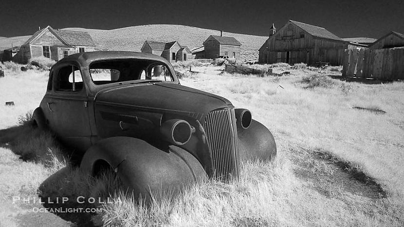 Old car lying in dirt field Autors: artixxx Vecas bildes!