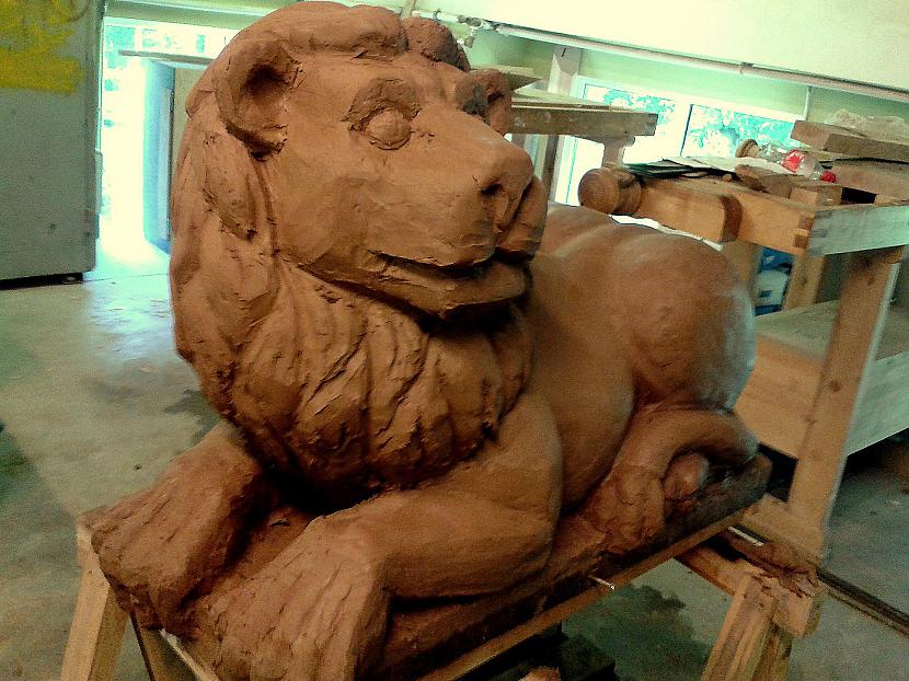 Uz vienu lauvu tika iztērētas... Autors: FiicHa Lauva ar betona sirdi.