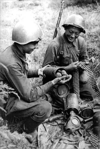 Pārbaudot atņemto ekipējumu... Autors: DamnRiga Otrais Pasaules karš bildēs