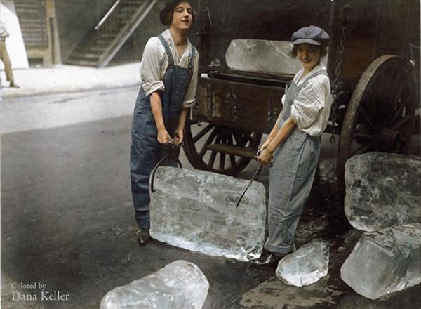 Meitenes piegādā ledu Smagos... Autors: Karalis Jānis 15 Vēsturiski, krāsainie foto.