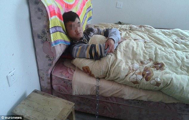 Tāpēc vienīgā izeja ko Čuanga... Autors: ČOPERS Pieķēdē pie gultas, lai dēls nezagtu