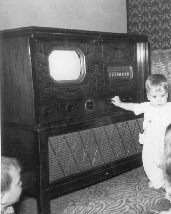 TelevizorsPats pirmais... Autors: Slash5310 Moderno iekārtu old school versijas.