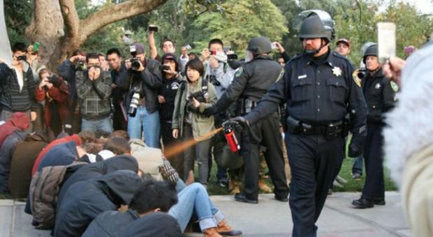 Policists pūscaron asaru gāzi... Autors: Uldis Siemīte 24 fotogrāfijas kuras parāda pagājušo desmitgadi