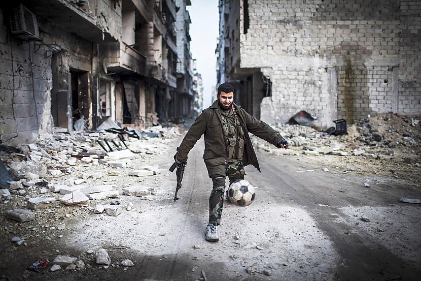 Sīrijas nemiernieki spēlē... Autors: Man vienalga 17 Pēdējā gada aizraujošākās un aizkustinošākās bildes!