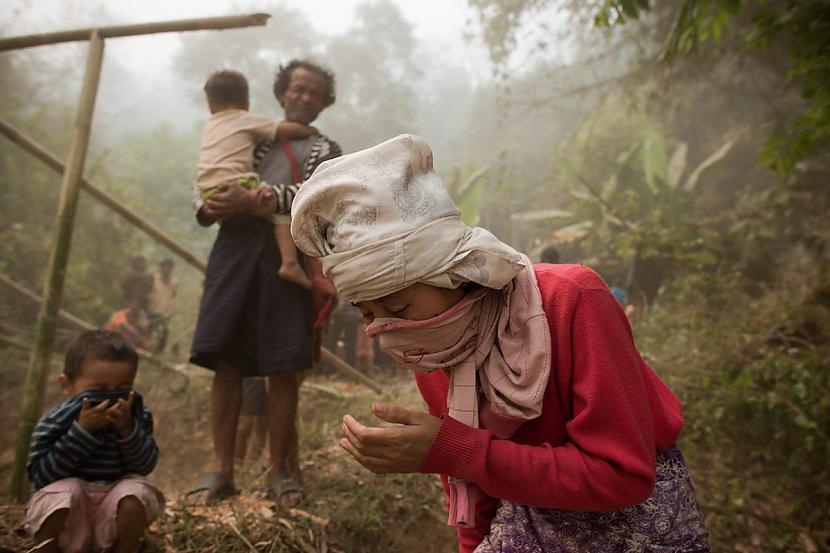 Mjanmas bēgļi kuri aizsedz... Autors: Man vienalga 17 Pēdējā gada aizraujošākās un aizkustinošākās bildes!