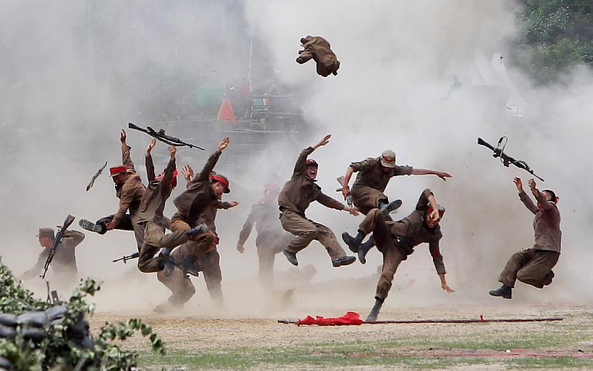 Dienvidkorejas karavīri... Autors: Man vienalga 17 Pēdējā gada aizraujošākās un aizkustinošākās bildes! #2
