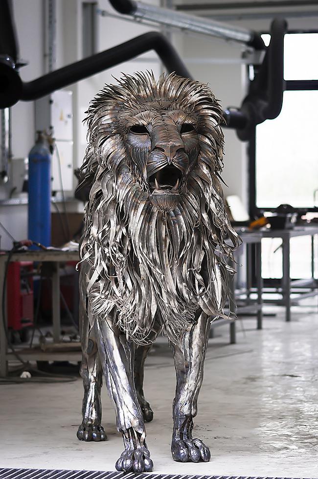  Autors: LoLactivision Metāla lauva..