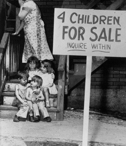Māte nabadzības dēļ ir spiesta... Autors: Uldis Siemīte 25 vēsturiski foto ,kuri aizsāk mūsdienas