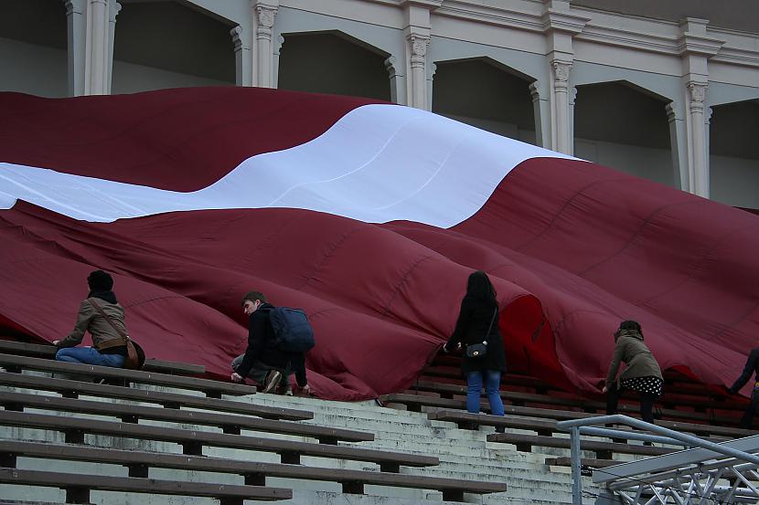 Lai 83 kilogrammus smago un... Autors: Skapic Lielākais Latvijas karogs pasaulē